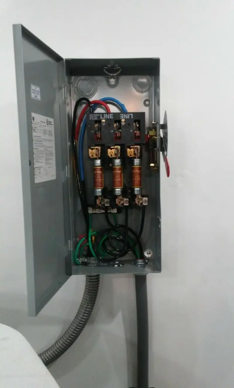 Three-phase disconnect switch installed for Smoke Detector Installation in Lisbon