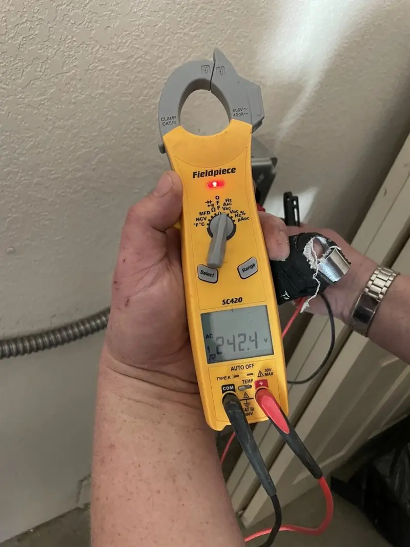 Voltage testing with clamp meter during Generator Installation in Lisbon
